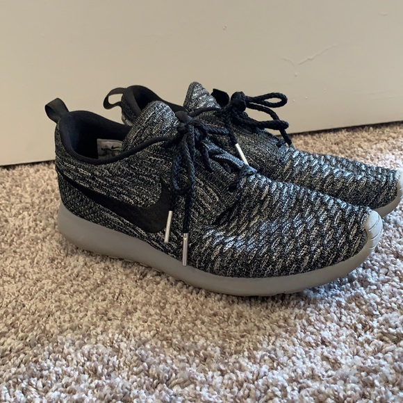 Nike Shoes - Nike Roshes